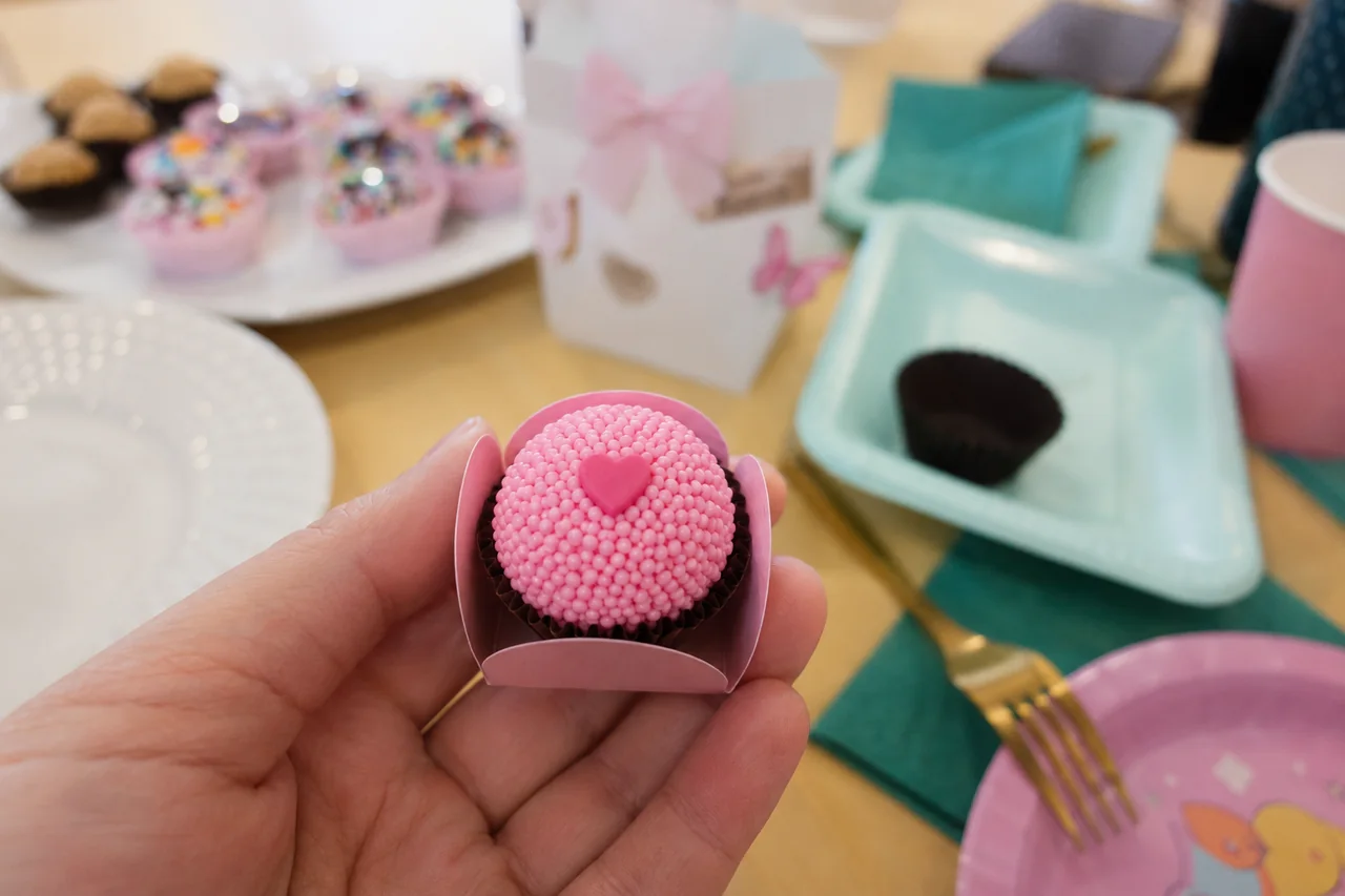 Brigadeiro rosa decorado para festa infantil